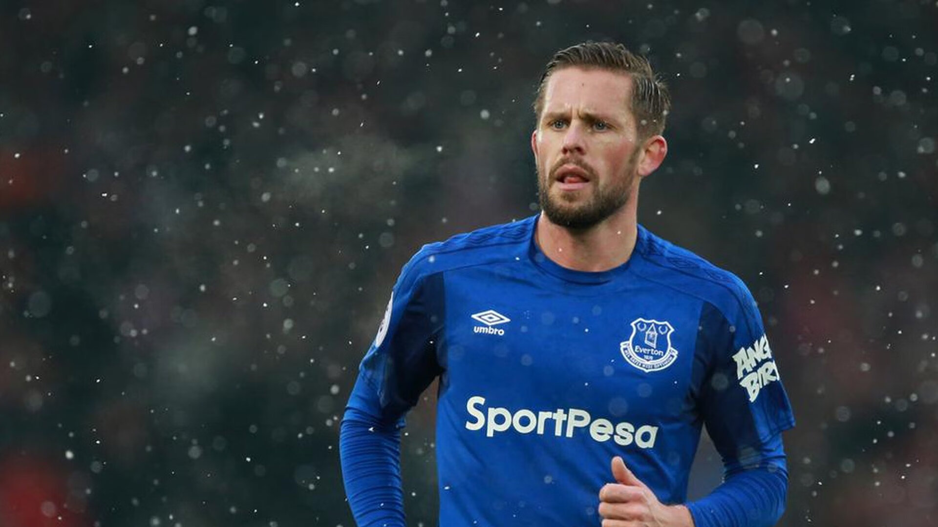 赛道上的铁壁，金玟哉F1新赛季揭幕战之夜统治全场